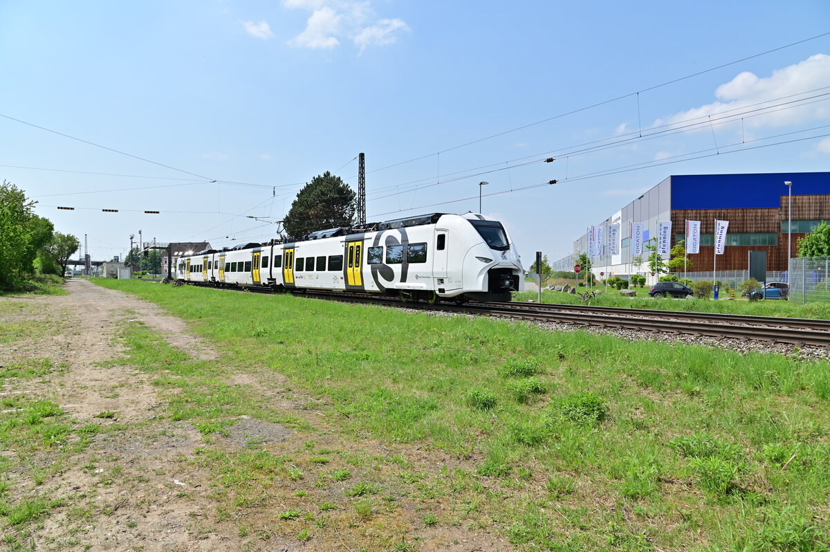 S6 auf dem Weg nach Bensheim, hier verlässt der 463 042-2 Heddesheim/Hirschberg gen Weinheim am Dienstag den 3.5.2022