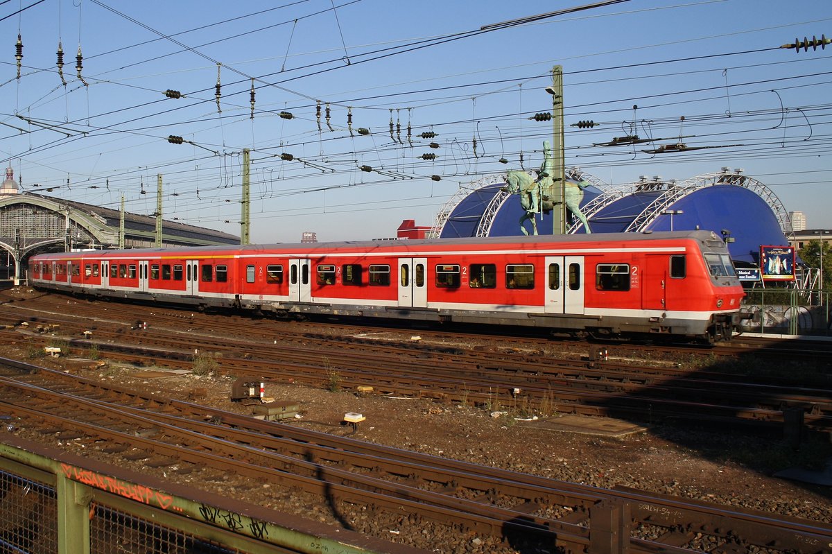S6 von Köln Nippes nach Essen Hauptbahnhof verlässt am 12.10.2010 den Kölner Hauptbahnhof.