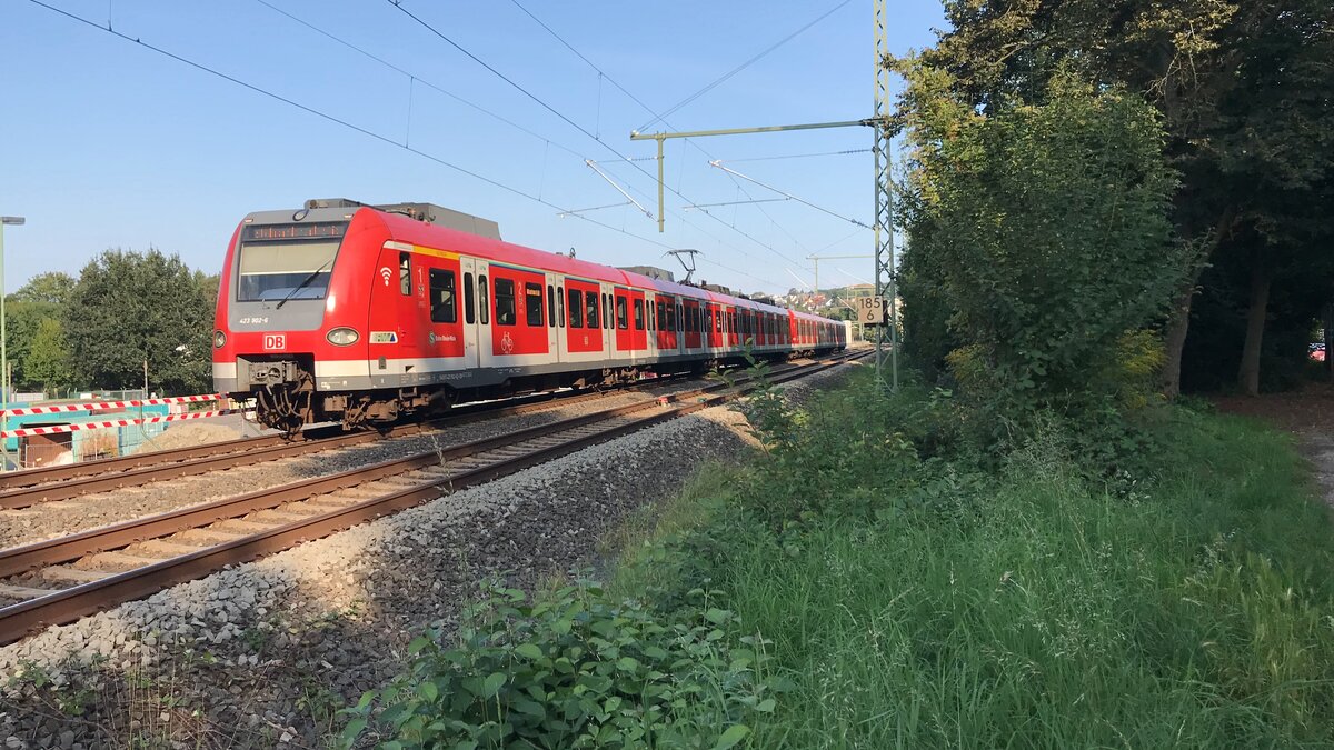 S6 nach Frankfurt Süd an der Film- und Fotostelle Bad Vilbel Süd. 18.09.2021 | 18:13 Uhr
