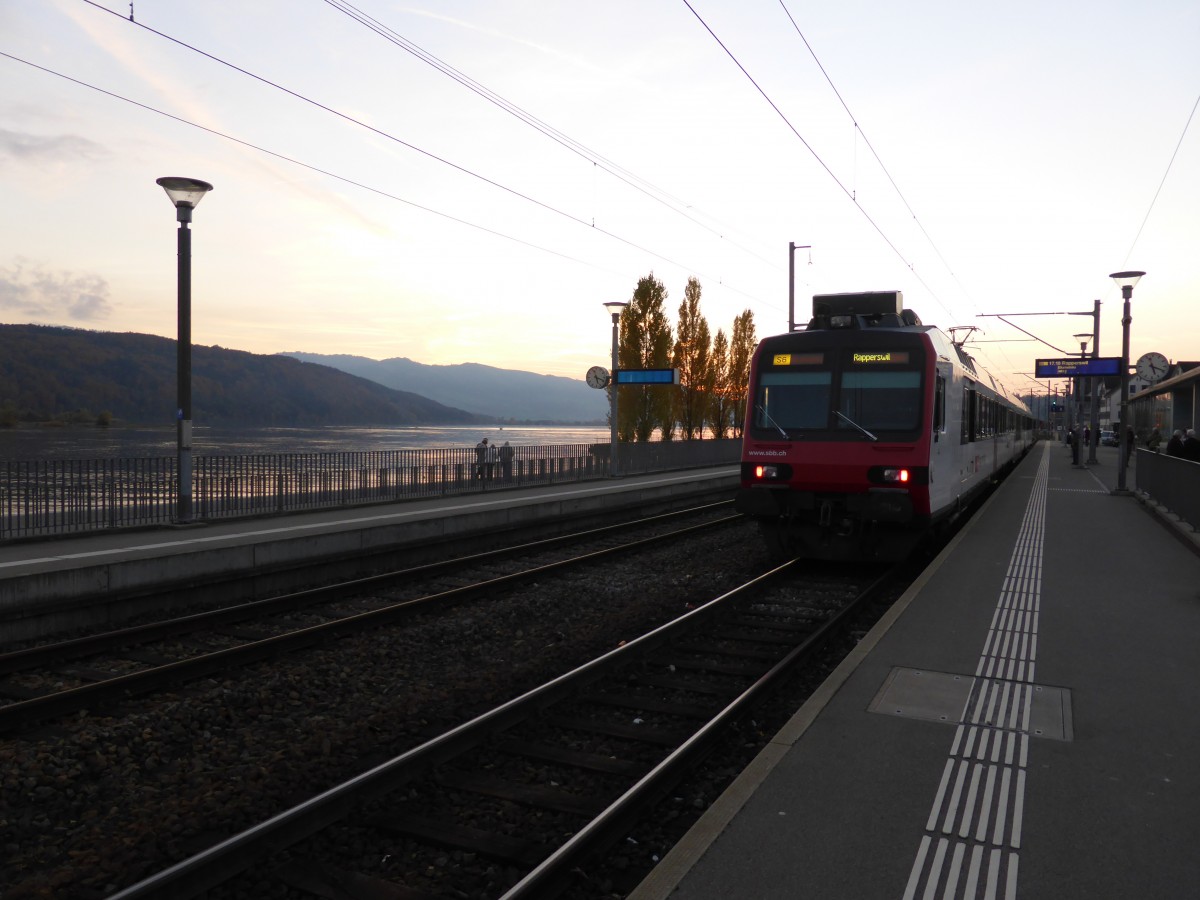 S6 nach Rapperswil am Abend des 25.10.15 beim Halt in Schmerikon