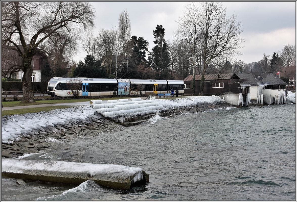 S7 23737 nach Rorschach zwischen Horn und Rorschach Hafen. Die Bise und der Wellengang haben am Vortag das Ufer des Bodensees teilweise mit einem Eispanzer überzogen. (27.02.2018)