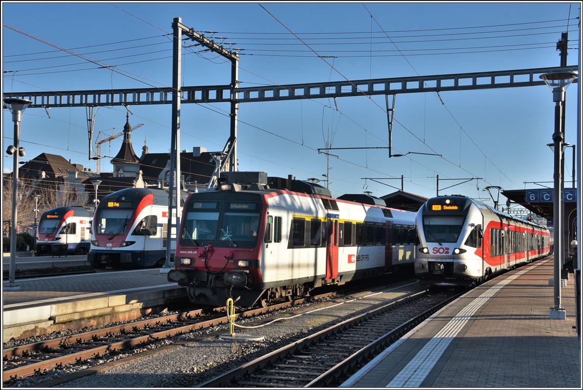 S7 nach Winterthur und S5 nach Zug mit 511er, S6 nach Schwanden mit NPZ und S40 nach Einsiedeln mit Flirt in Rapperswil. (15.12.2017)