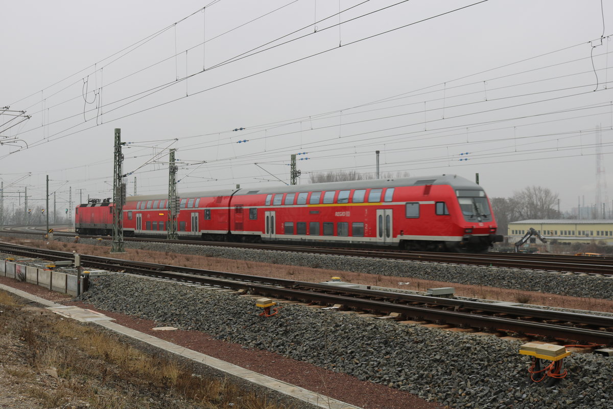 S7 der S-Bahn Mitteldeutschland nach Halle-Nietleben mit 143 004-7 im Gebiet der DR nahe Halle(Saale)Hbf. Rund um den Hauptbahnhof finden zurzeit umfangreiche Baumaßnahmen statt. [7.2.2017]