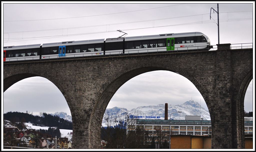 S8 23852 auf dem Glattviadukt in Herisau. Im Hintergrund ist der Säntis zusehen mit seiner riesigen Antenne auf dem Gipfel. (16.01.2014)
