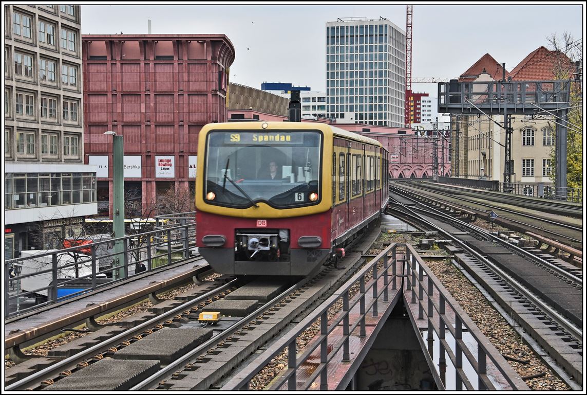 S9 nach Spandau erreicht Berlin Alexanderplatz. (18.11.2019)