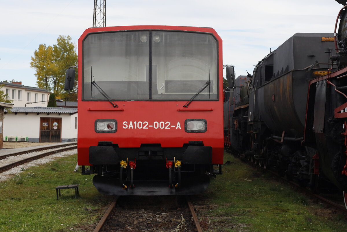 Sa 102-002-A auf dem Freigel�nde in Jaworzyna, zum Zeitpunkt des Besuches a, 23.10.26  waren 
Aufarbeitungsarbeiten im Gange.Rechts davon alte Damplokomotiven, Lost Places Fotografen kommen hier im Museum auf ihre Kosten.Es gibt sehr viele Exponate, einige sind aber  schon sehr weit  verwittert 
Das Fahrzeug mit der Seriennummer 002 war der letzte aktive Triebwagen dieser Baureihe im regul�ren Dienst und absolvierte im Juli 2017 seine Abschiedsfahrt. Heute geh�rt das Fahrzeug zum Bestand des Eisenbahnmuseums in Jaworzyna Śląska (Muzeum Kolejnictwa na Śląsku) in Niederschlesien, wo es nach umfangreichen Restaurierungsarbeiten als historisches Exponat ausgestellt ist.Dienstmasse: 82 t ; H�chstgeschwindigkeit: 90 km/h ; Installierte Leistung: 2 � 200 kW (272 PS) ; Motorbauart: Sechszylinder-Viertakt-Dieselmotor.
