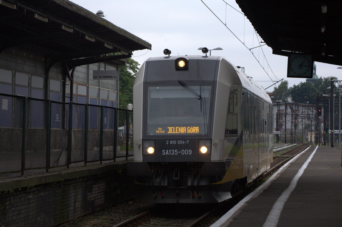 SA 135 - 009 fährt in Jelenia Gora ein, um wenige  Minuten später zurück nach Zary zu fahren. 01.08.2014 13:18 Uhr.