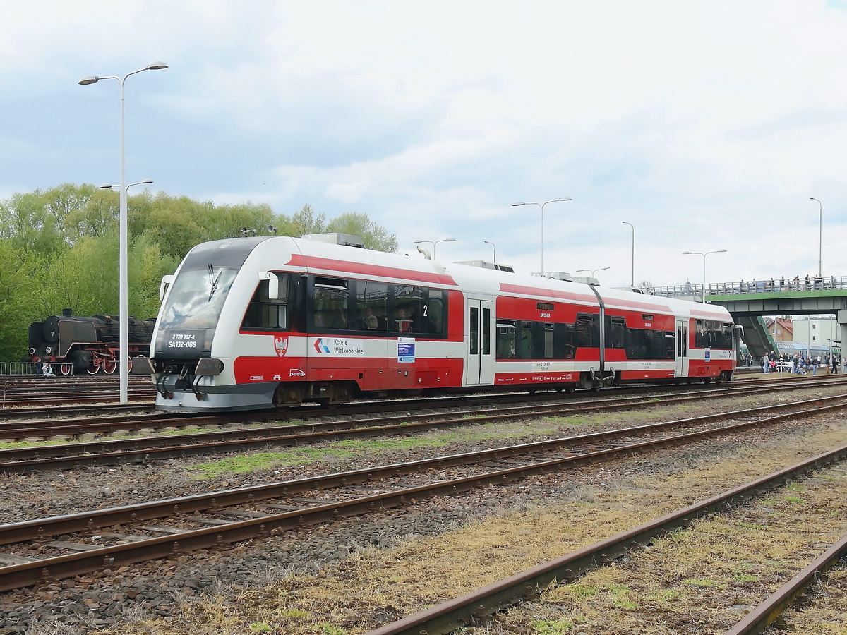SA132 008 bei der Ausfahrt aus Bahnhof Wolsztyn am 02. Mai 2015 mit  Fahrtziel Leszno. 