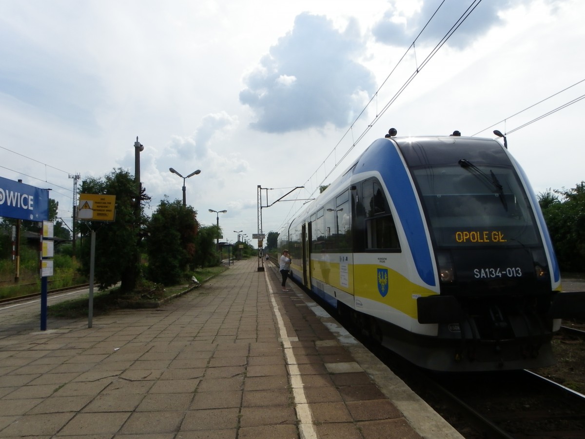 SA134-013 am 30.08.2013 im Bahnhof von Deschowitz (Zdzieszowice), auf der Strecke Oppeln (Opole) - Kandrzin-Cosel (Kedzierzyn-Kozle)