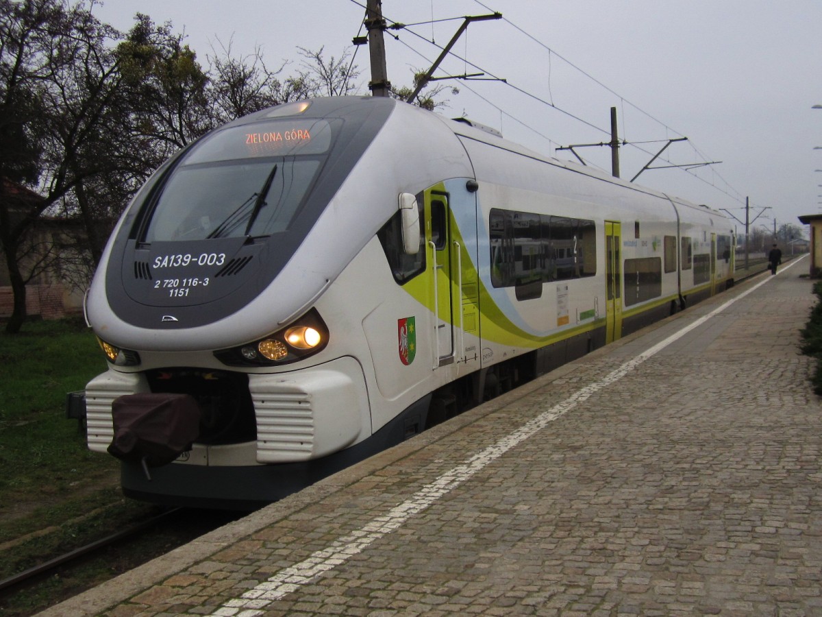 SA139-003 mit R Gorzow Wielkopolski - Zielona Gora in Bahnhof Zbaszynek,29.11.2014