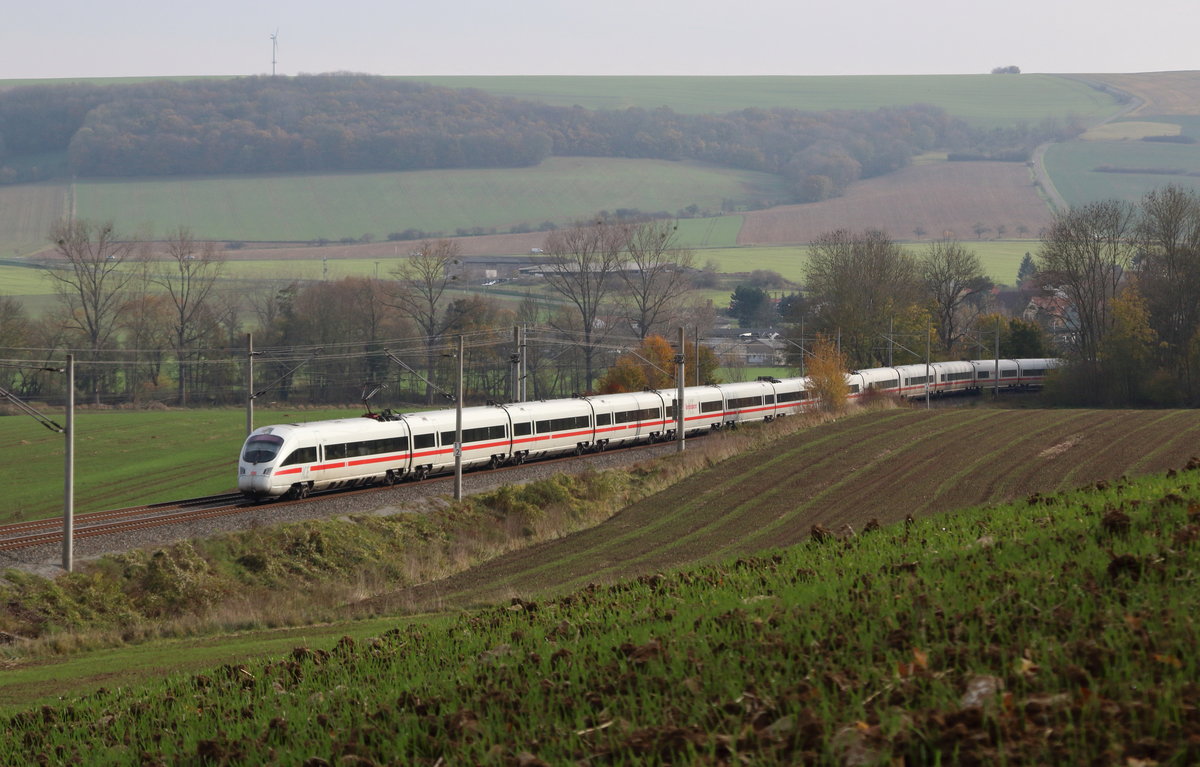 Saalebahn.
Der Fahrplanwechsel im Dezember 2017 brachte der Saalebahn viel neues: Keinen ICE-Verkehr zum Beispiel. Deshalb nutzte ich im Spätherbst nochmals die Chance, die letzten ICE-Züge im Saaletal zu fotografieren. Hier ein ICE nach München bei Dornburg.

Dornburg, 04. November 2017