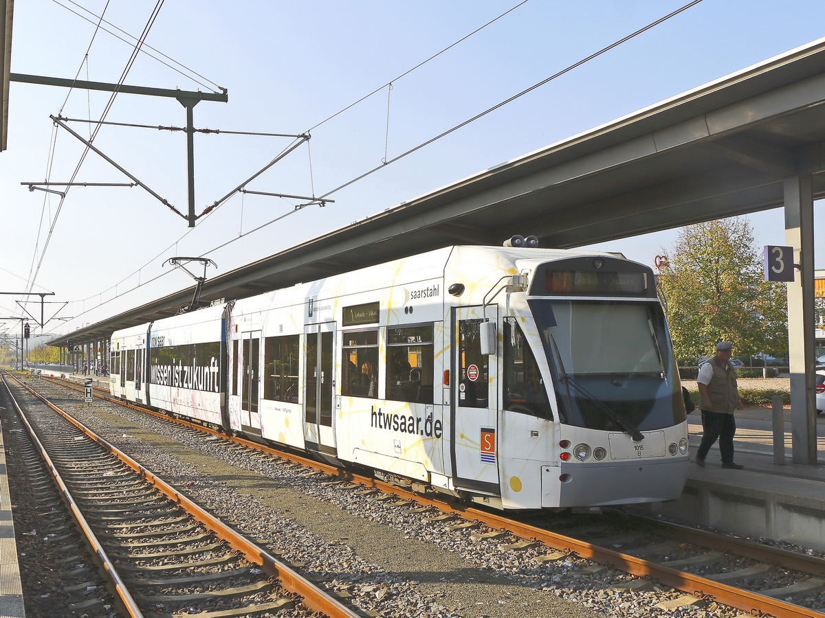 Saarbahn Triebwagen 1015 auf der Linie S1 Brebach - Lebach bei der Einfahrt in Lebach Saar am 19. Oktober 2018