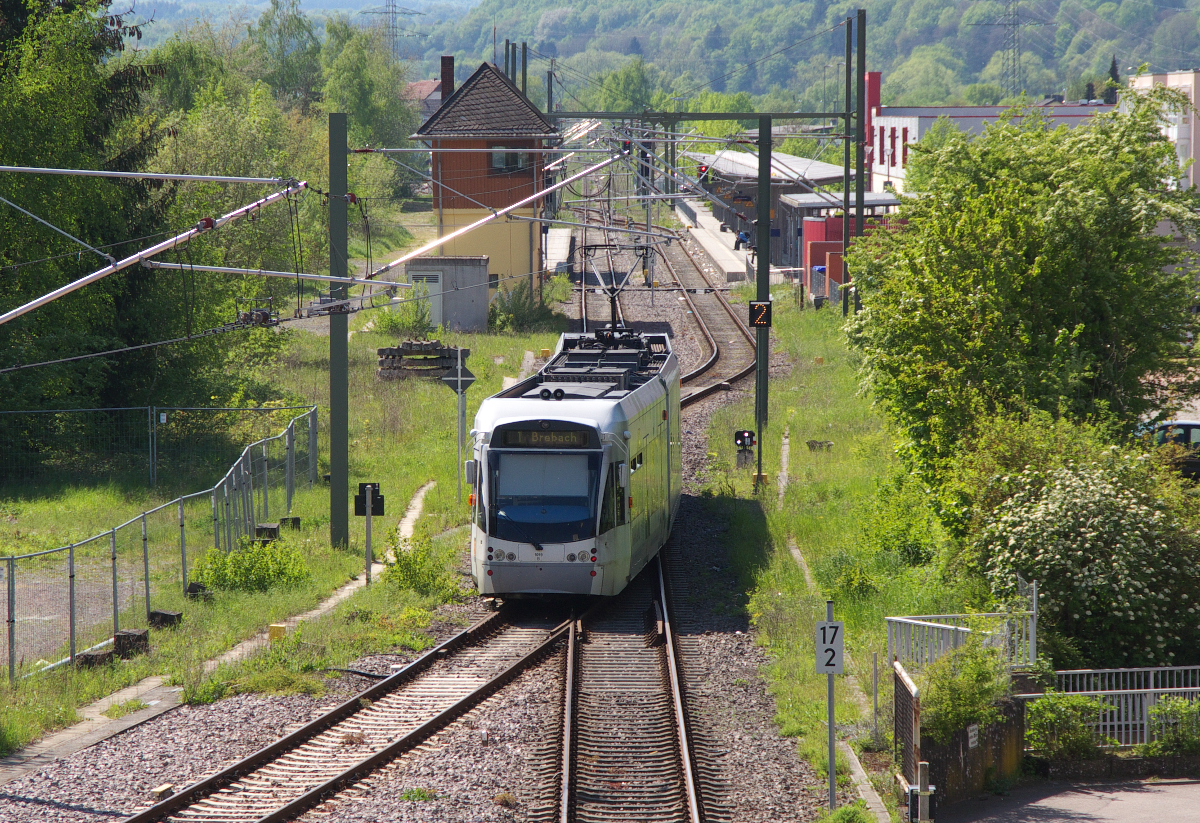 Saarbahn Triebwagen 1019 (Bombardier Flexity Link) fährt in den Bahnhof von Lebach Saar ein. Nach 10 Minuten Aufenthalt geht es zurück nach Saarbrücken - Brebach. Die Saarbahn verkehrt am Sonntag im 30 Minutentakt nach Lebach. Die Gleise der ehemaligen Köllertalbahn endeten früher links vom Stellwerk an einem eigenen Bahnsteig. 08.05.2016