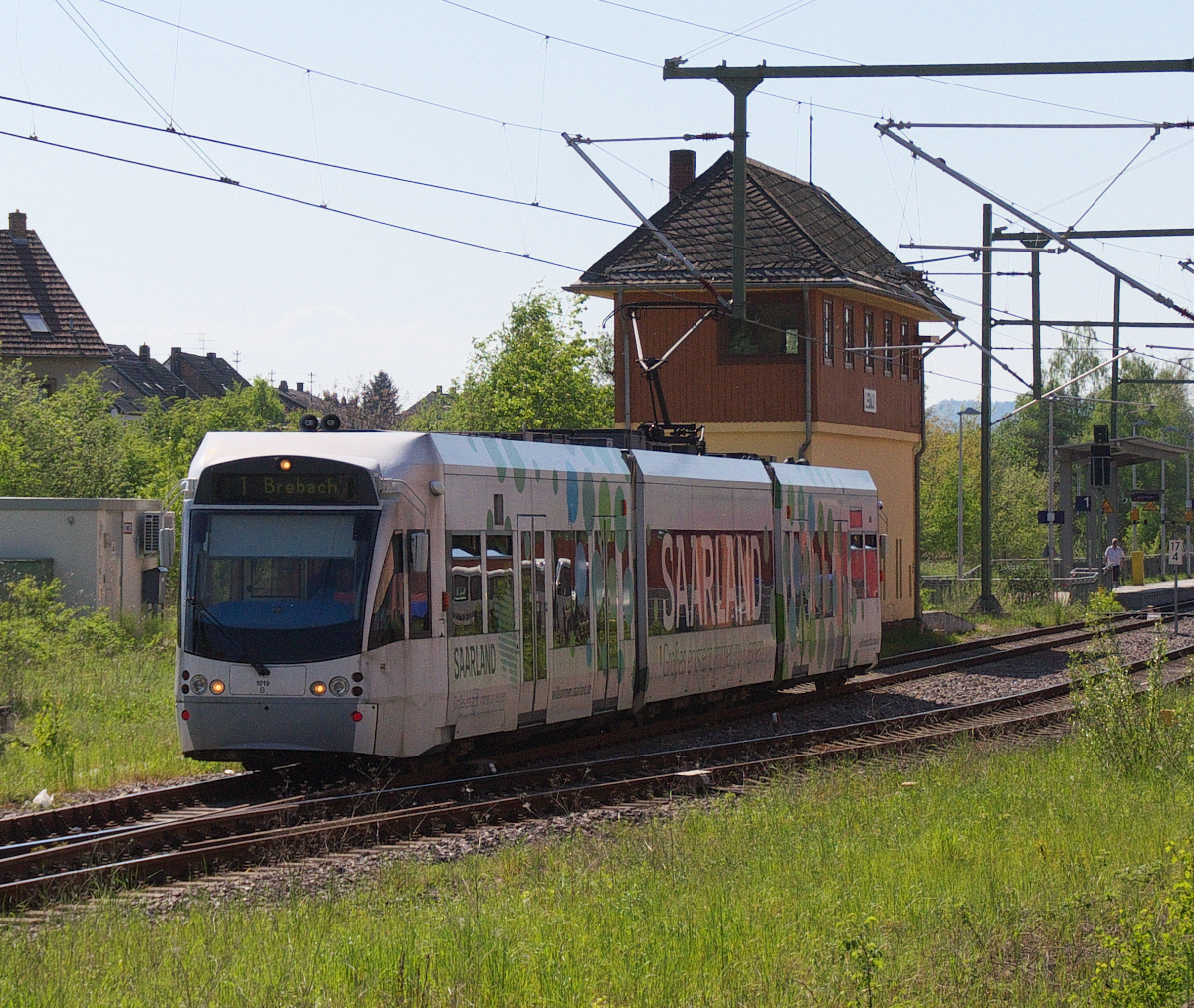 Saarbahn Triebwagen 1019 (Bombardier Flexity Link) verlässt den Bahnhof Lebach Saar  in Richtung Saarbrücken - Brebach durch das Köllertal und über Riegelsberg. Die Saarbahn verkehrt am Sonntag im 30 Minutentakt nach Lebach. Die Regionalbahn verkehrt auf der Route Lebach-Jabach - Saarbrücken im Stundentakt über Eppelborn und Illingen durch das Fischbachtal. 08.05.2016