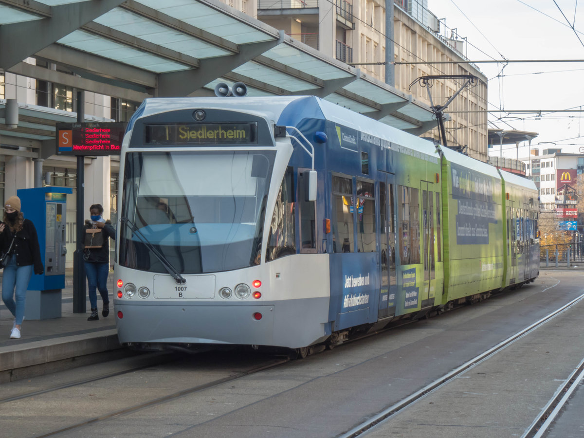 Saarbahn Zug 1007 B mit der Linie 1 nach Siedlerheim in Saarbrücken Hbf, 21.11.2020.