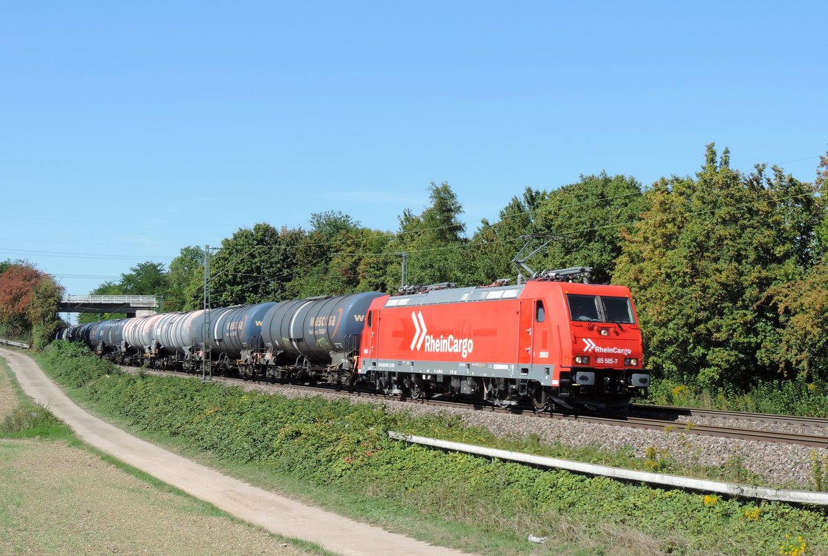 Sachsenheim - 8. September 2020 : Rheincargo Lok 185 585 mit einem Kesselzug nach Stuttgart unterwegs.
