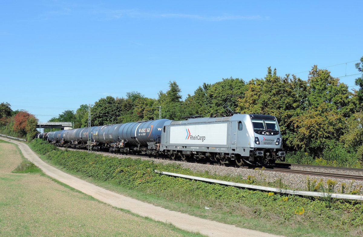 Sachsenheim - 8. September 2020 : Rheincargo Lok 187 075 mit einem Kesselzug nach Stuttgart unterwegs.
