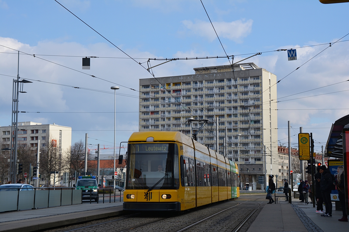 SachsenTram NGT8DD-ER #2711 als Linie 1 nach Leutewitz erreicht die Haltestelle Pirnaischer Platz. Die Aufnahme stammt vom 13.02.2018. 