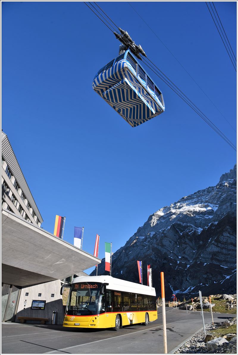 Säntis Luftseilbahn auf der Schwägalp. Wie schon in früheren Jahren führt das Postauto von Urnäsch bei Grossandrang wieder einen vierachsigen Anhänger für Reisende mit sich. (02.12.2016)