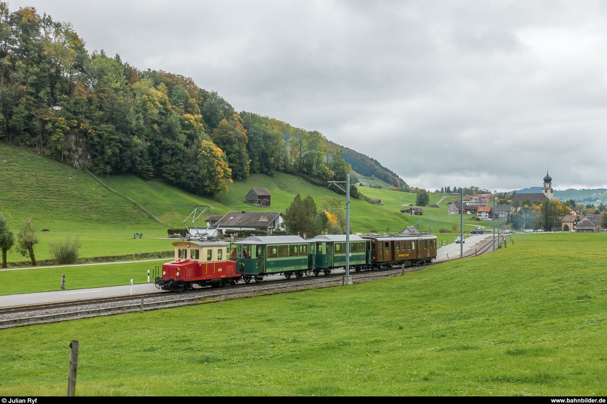Säntisbahn Komposition und Dieseltriebwagen BCFm 2/4 56 des Vereins historische Appenzeller Bahnen AG2 am 1. Oktober 2017 zwischen Schwende und Wasserauen.