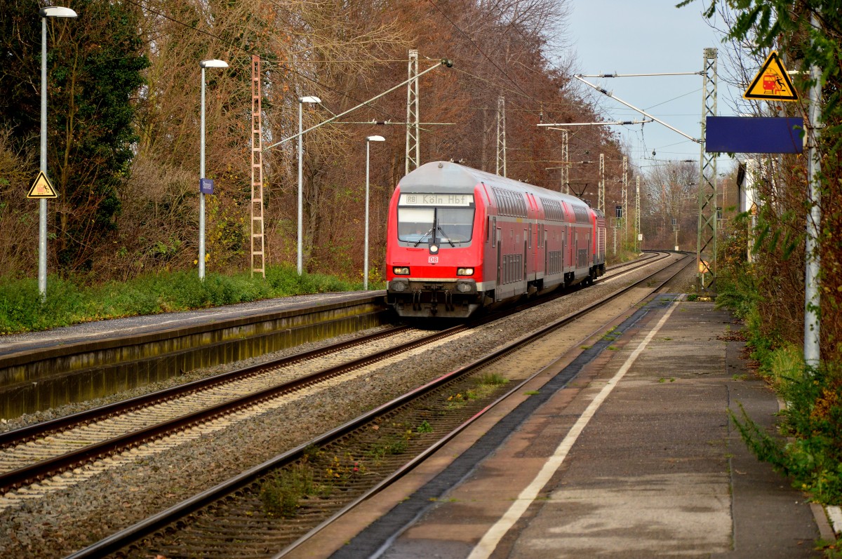 Säuferzüglein zum Weihnachtsmarkt nach Köln...Steuerwagen voraus kommt hier ein Zusatzzug zur Adventszeit in Stommeln eingefahren. Der Zug wird von der Trierer 143 661 geschoben und fährt nur bis Köln Hbf. 5.12.2015