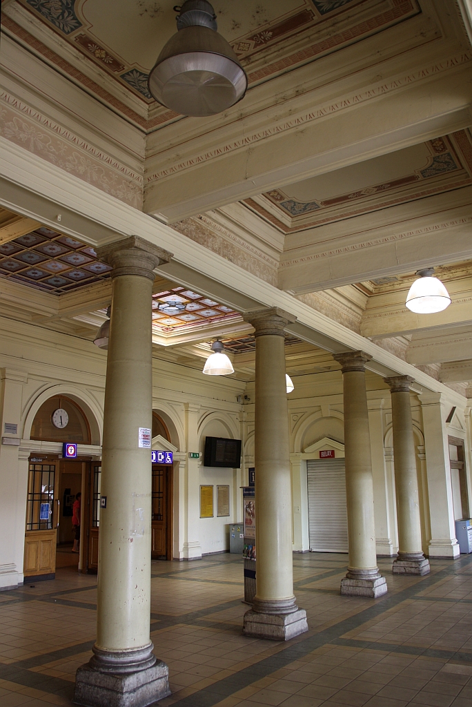 Säulenreihe am Hausbahnsteig des Bahnhof Prerov am 11.August 2018.