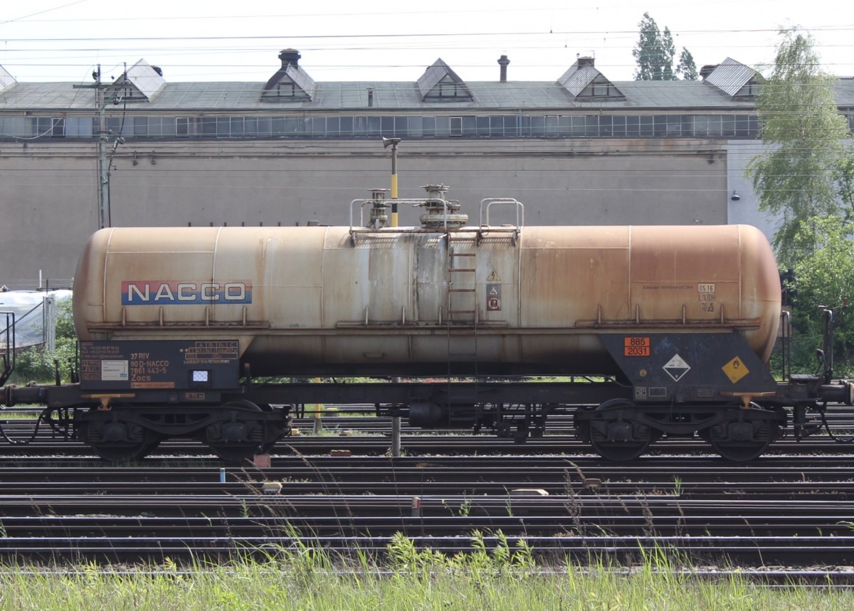 Säurekesselwagen Zacs der Nacco Nr.: 37 RIV 80 D-NACCO 7861 443-5 abgestellt im Güterbahnhof Hannover-Linden am 07.05.2014. Warntafel 885/2031 Salpetersäure mit mehr als 70% reiner Säure