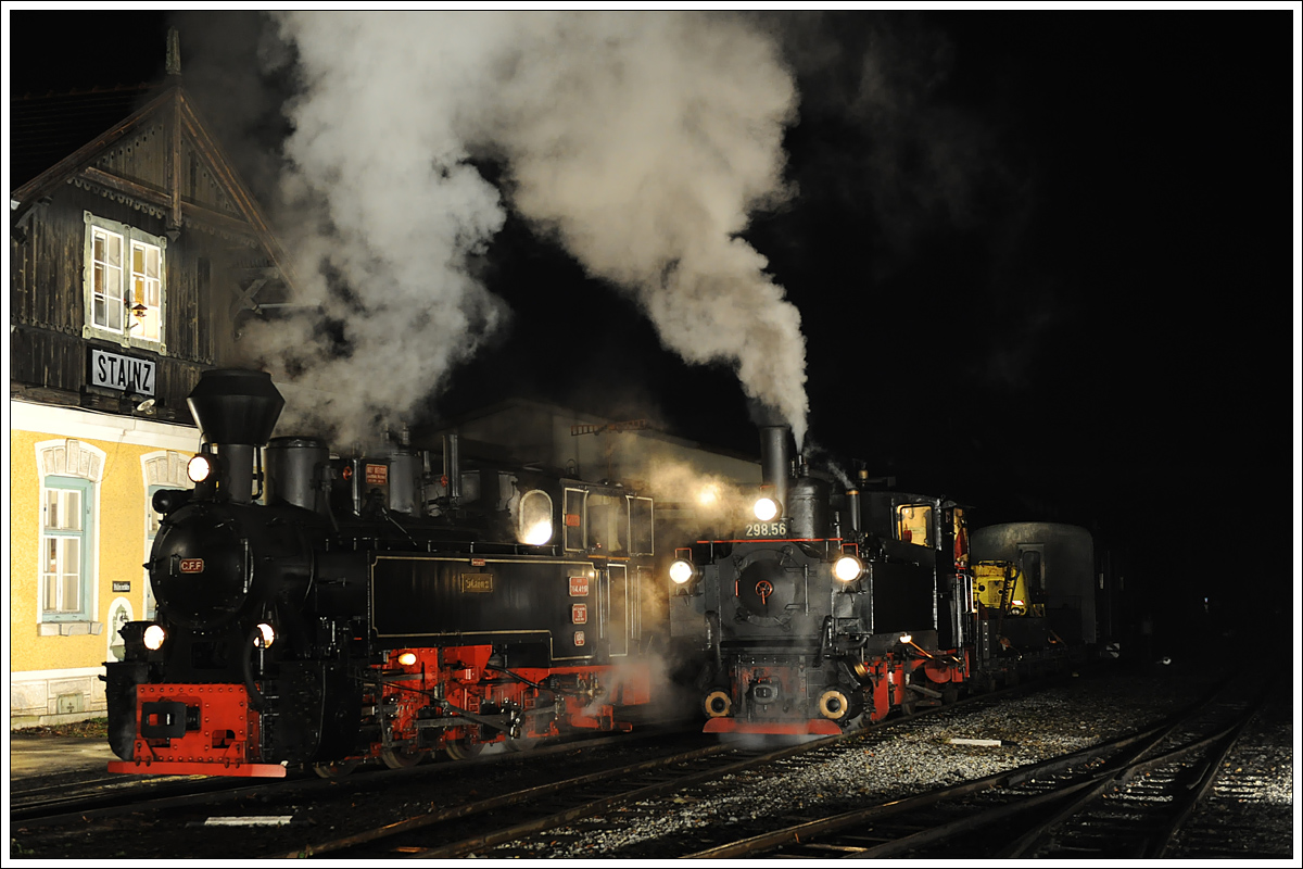 Sag zum Abschied leise SERVUS. Es wird wohl mein letztes Foto von 298.56 auf der Stainzerbahn gewesen sein. Sie war nur für die Dauer der Aufarbeitung von 764.411R auf der Stainzerbahn im Einsatz und soll Anfang 2015 wieder zum Club 760 retour gehen. Ein herzliches DANKESCHÖN an das Personal des heutigen Tages, ohne dem diese Fahrt nicht stattfinden hätte können. Persönlich kann ich mich hier bei KH Ferk bedanken. Bereits um 4 Uhr in der Früh begann er die Maschinen anzubrennen und erledigte während des ganzen Tages bei den Fotohalten und beim Austausch der Maschinen an der Spitze den Verschub. Nochmals DANKE Korl - war, trotz dem schlechten Wetter, ein SUPER TAG.
