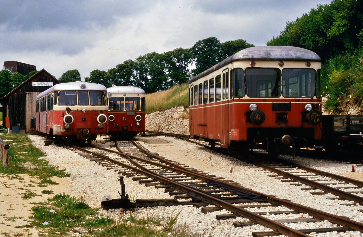 Sagenhafter Neubeginn der Härtsfeldbahn ( Schättere ) in Neresheim: V.l.n.r.:  MAN-Schienenbus T 37 und daneben T 33 (Waggonfabrik Wismar). Der Wagen vorn könnte VS 150 der früheren WEG-Nebenbahn Amstetten-Laichingen sein (?). 