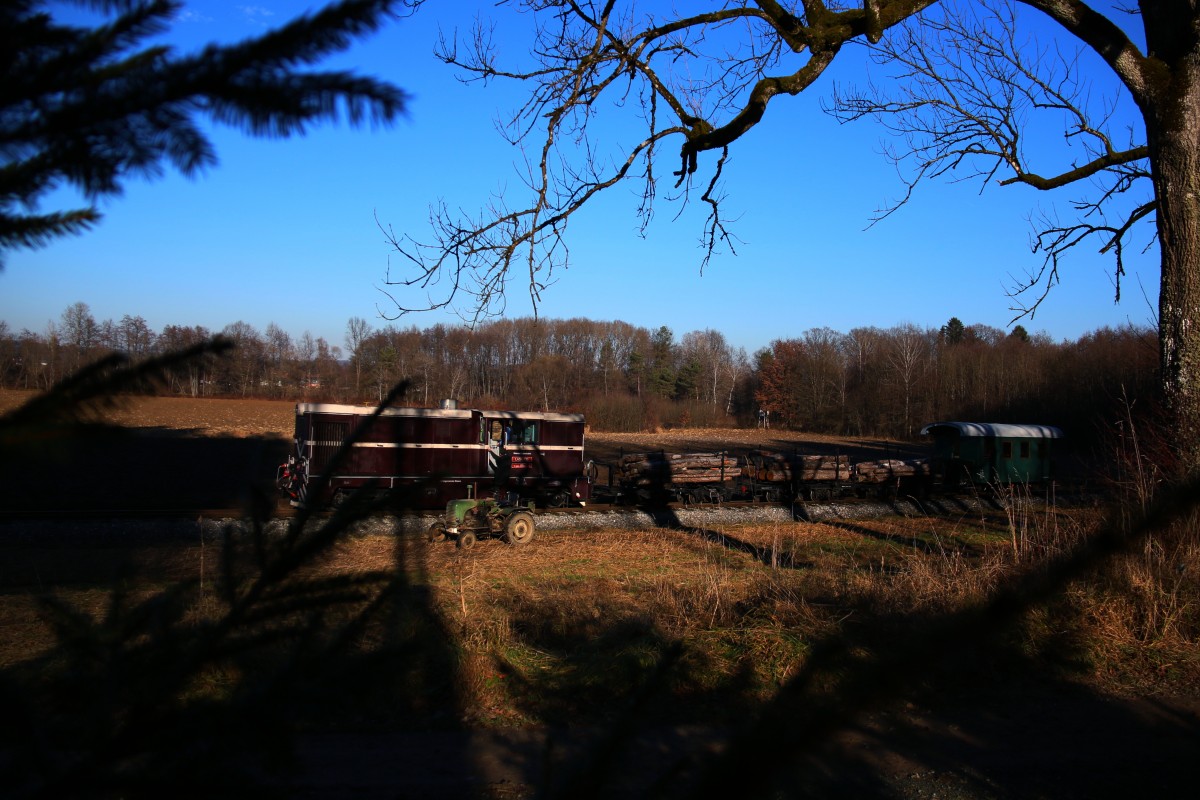 Sagt man denn nicht Waldbahn dazu ?? 
L45H070 mit einem Güterzug auf der Stainzer Lokalbahn am Nikolaustag 2015 ( 05.12.2015) im Wald zwischen Preding und Kraubath.