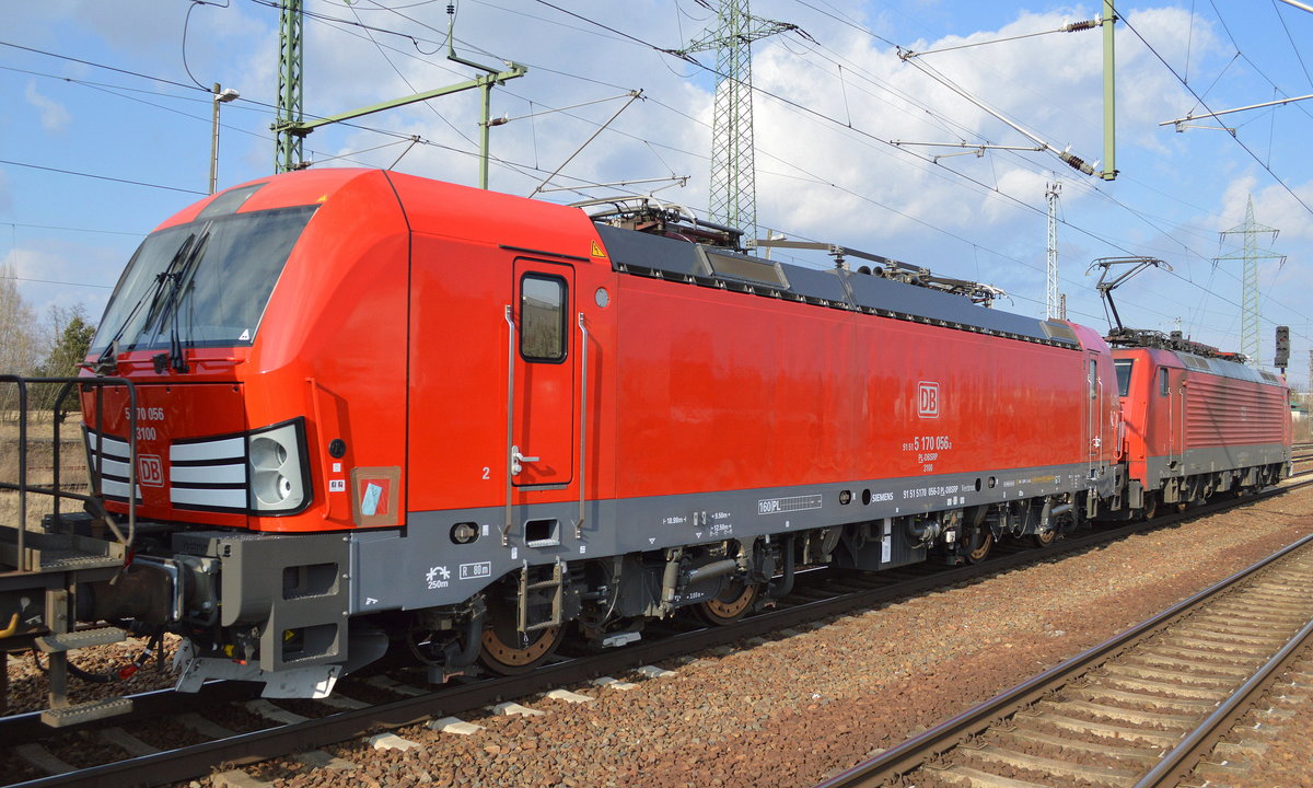 Sah von weitem nur wie ein gemischter Güterzug mit zweiter Lok aus, aber am Haken von 189 058-1 war eine der polnischen DB Schenker Rail Polska S.A Vectron Loks, die 5 170 056  [NVR-Number: 91 51 5170 056-3 PL-DBSRP], die wohl zur Wartung/Inspektion? in der Servicestelle Seddin der DB SCHENKER RAIL DEUTSCHLAND AG ein paar Tage war und nun wohl als Überführung zurück nach Polen über Frankfurt/Oder unterwegs war, 08.03.18 Bf. Flughafen Berlin-Schönefeld.