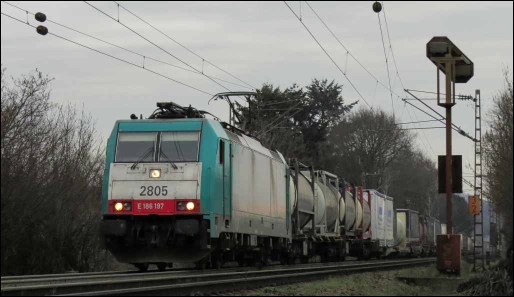 Saharasand lag in der Luft am frühen Morgen des 06.April 2016 als die belgische 2805 mit ihrer Güterfracht am Haken die Rampe hinauf zum Gemmenicher Tunnel befuhr. Auch hier war Sand im Spiel,gestreut von der Cobra um ein durchdrehen der Antriebsäder zu vermeiden. Szenario von der Montzenroute am Friedrichweg unweit von Aachen.