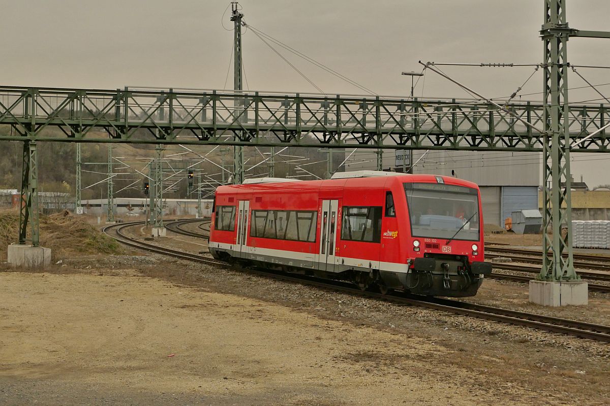 Saharastaub in der Luft - Bei diffusen Lichtverhältnissen erreicht der von Ulm kommende 650 102 als RS21 / RB 17331 nach Biberach Süd am 15.03.2022 den vorletzten Halt der Fahrt, Biberach (Riß)