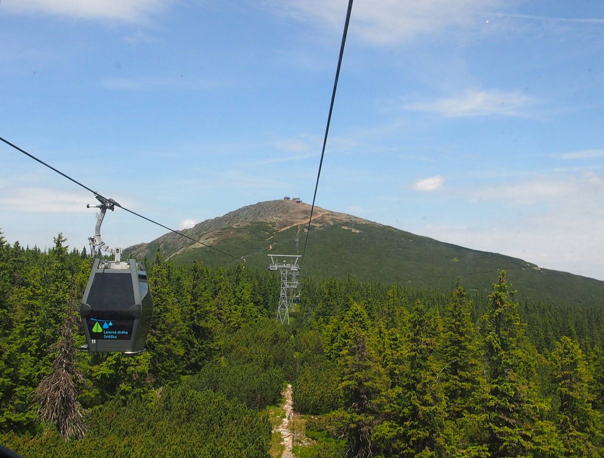 Sailbahn auf Sněžka. Schräge Länge: 3759m; Überhöhung: 749m;Fahrgeschwindigkeit: 5m/s; Fahrtzeit: 15 min.