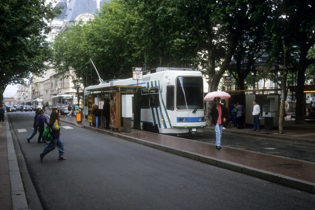 Saint-Étienne SL 4 (GEC Alstohm/Atéliers Mécaniques de Vevey-Niederflur-Gelenktriebwagen 912) Place Jean Jaurès im Juli 1992.