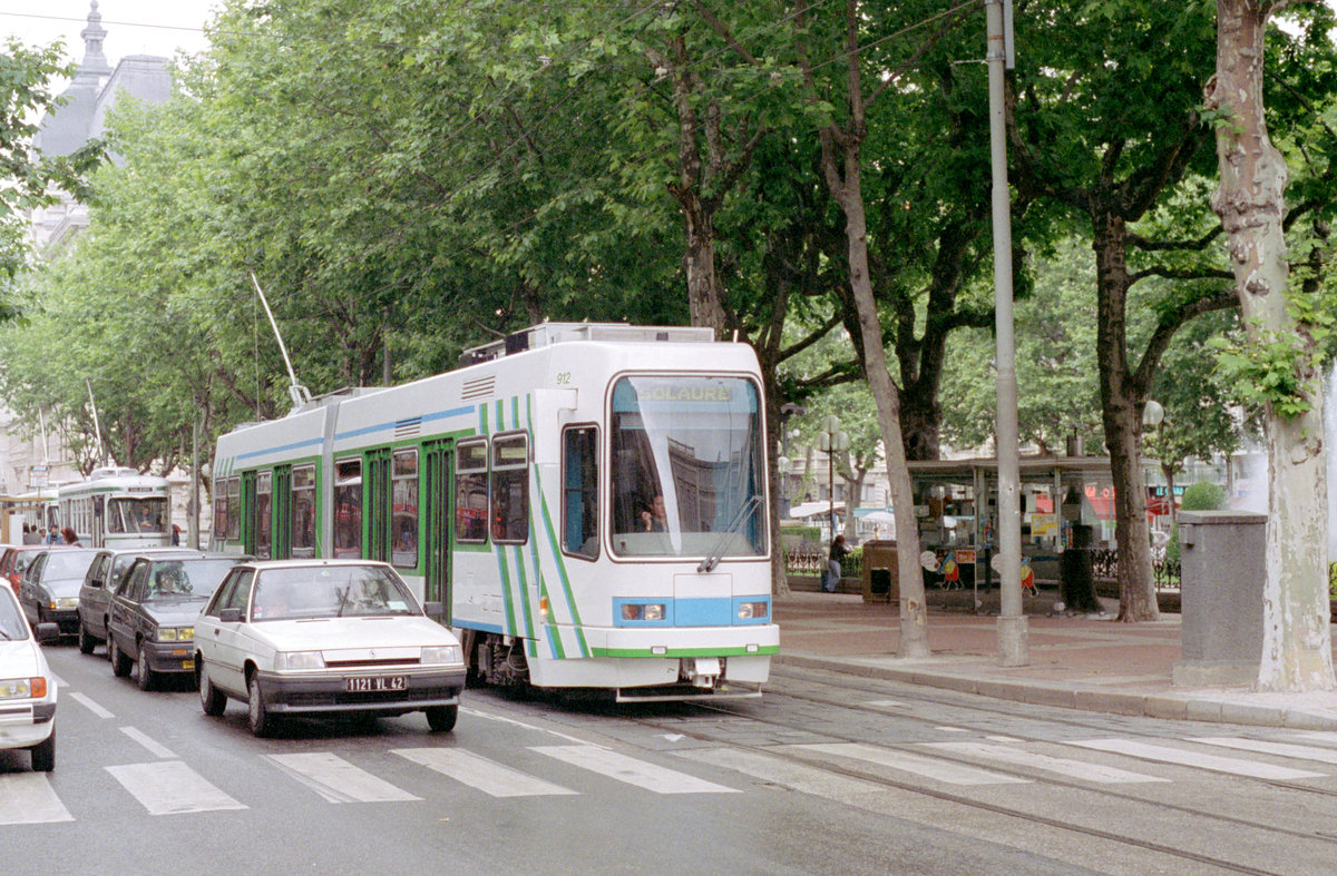 Saint-Étienne STAS Ligne de tramway / SL 4 (Motrice / Tw 912) Place Jean Jaurès im Juli 1992. - Scan eines Farbnegativs. Film: Kodak Gold 200-3. Kamera: Minolta XG-1.
