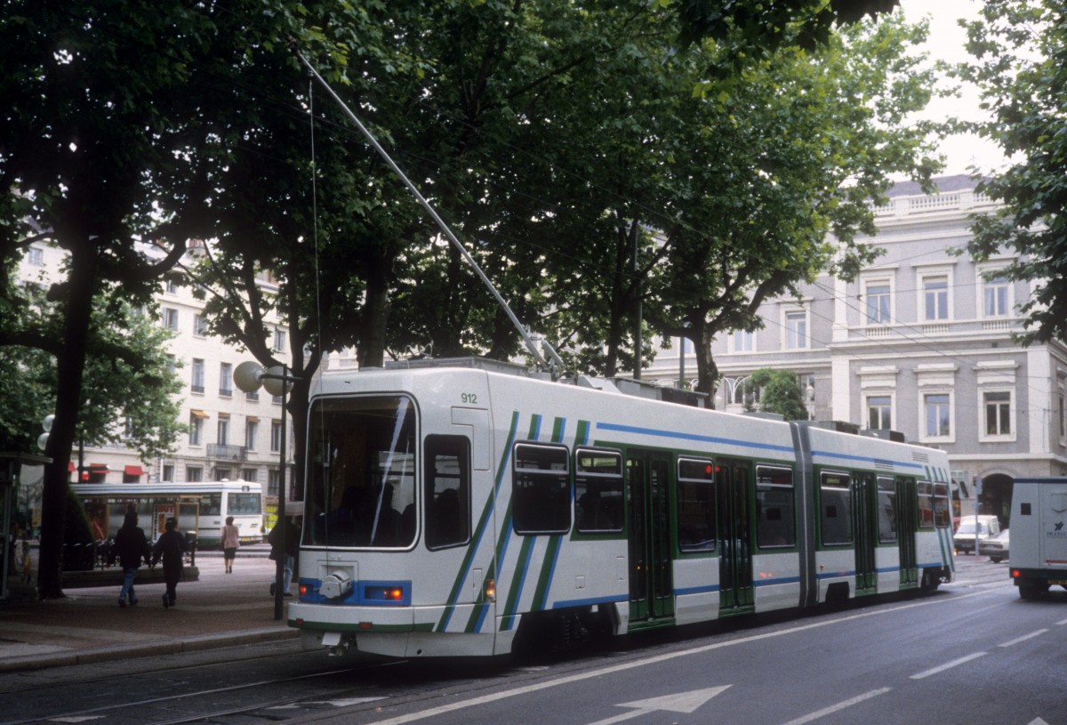 Saint-Étienne STAS SL 4 (GEC Alstohm/Atéliers Mécaniques de Vevey-Niederflur-Gelenktriebwagen 912) Place Jean Jaurès im Juli 1992.