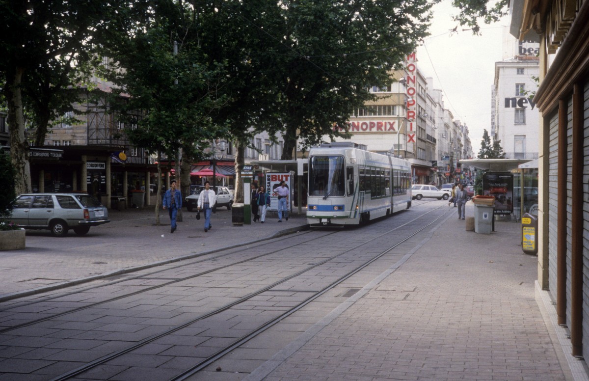 Saint-Étienne STAS SL 4 (GEC Alstohm/Atéliers Mécaniques de Vevey-Niederflur-Gelenktriebwagen) Place du Peuple im Juli 1992.