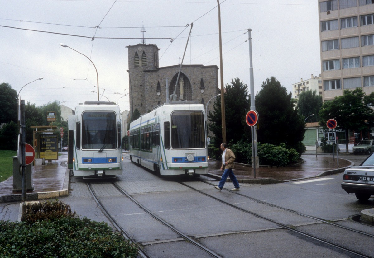 Saint-Étienne STAS SL 4 (GEC Alstohm/Atéliers Mécaniques de Vevey-Niederflur-Gelenktriebwagen) Place Louis Courrier im Juli 1992. 