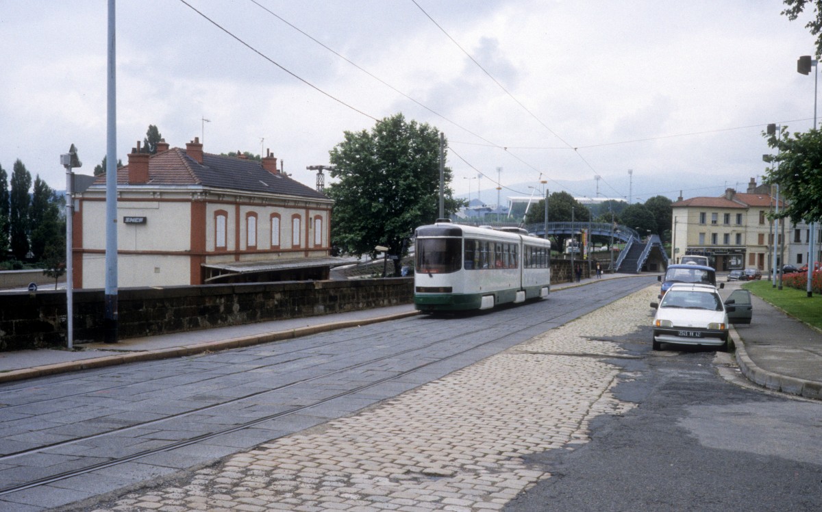 Saint-Étienne STAS SL 4 (modernisierter PCC-GTw) Rue Bergson / SNCF-Gare de la Terrasse im Juli 1992.