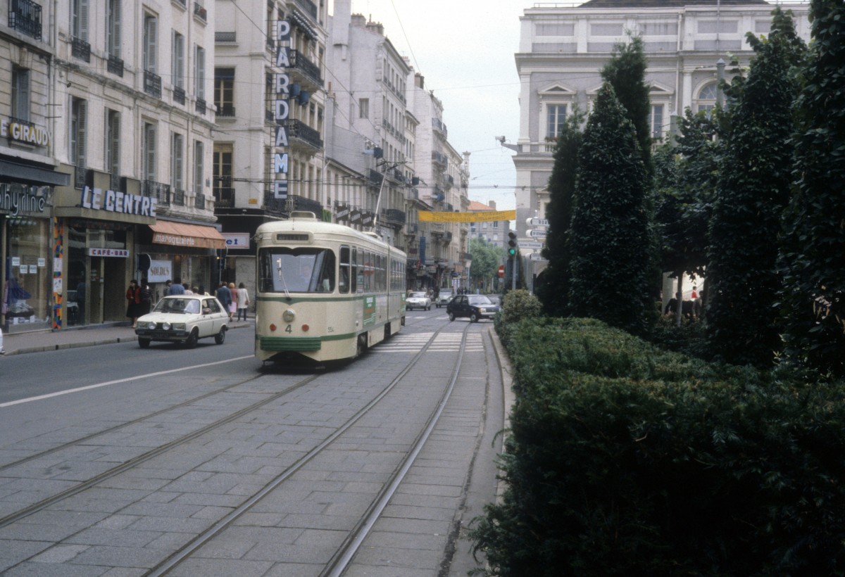 Saint-Étienne STAS SL 4 (PCC-GTw 554) Place de l'Hôtel de Ville am 20. Juli 1981.