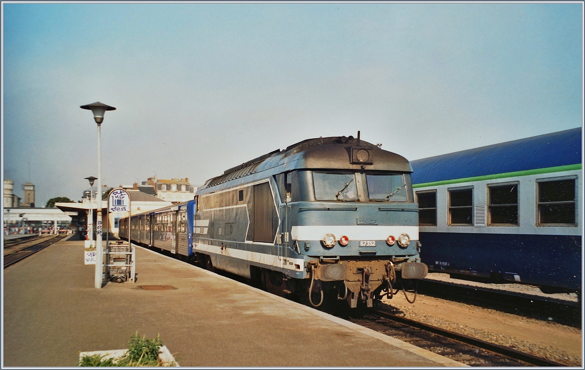 Saint-Malo, GESTERN und heute: Die SNCF BB 67352 wartet mit einem TER nach Rennes in Saint-Malo auf die Abfahrt. 

24. August 2001