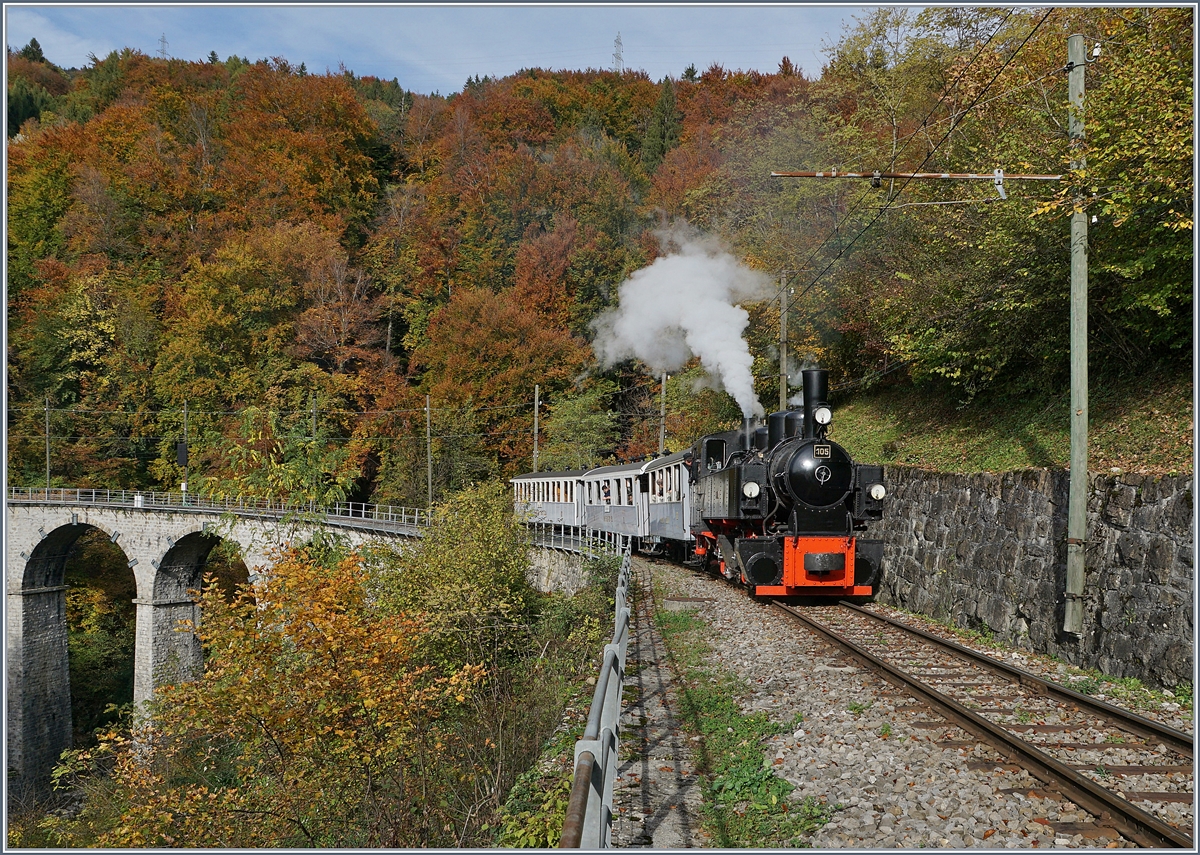 Saison Ende bei der Blonay-Chamby Bahn; die G 2x 2/2 105 ist bei Vers-Chez-Robert mit ihrem Personenzug auf dem Weg nach Chaulin; weit länger als gedacht dauerte dann die  Winterpause , erst am 13. Juni 2020 beginnt die neue Saison 2020. 

27. Okt. 2019