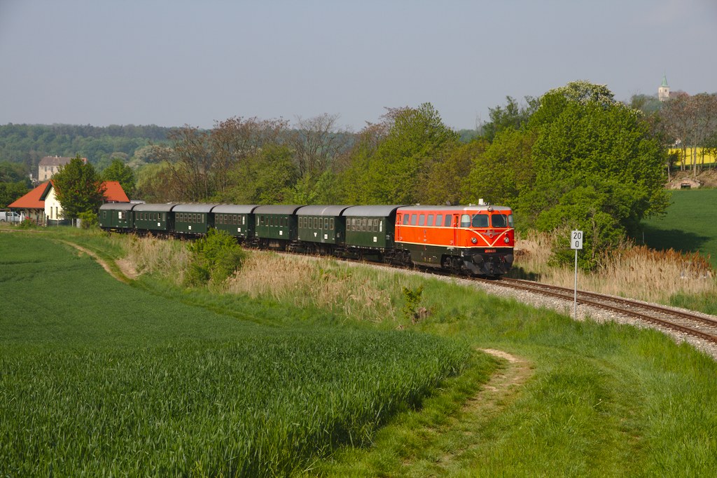 Saisoneröffnung auf der Landesbahn: die 2050.09 ist mit ihrem Erlebniszug gerade in Karnabrunn zu sehen. (01.05.2014)