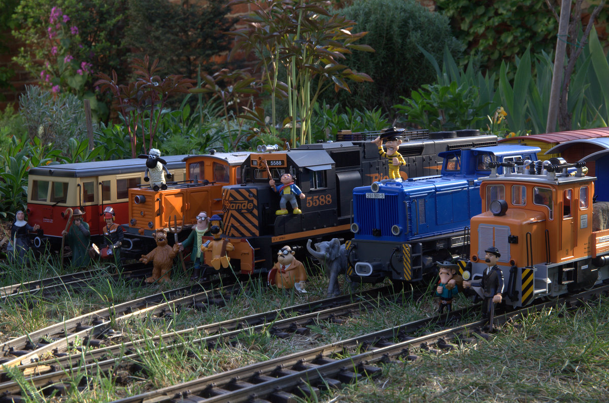 Saisoneröffnung trotz  Coronakrise  Aufstellung zur Fahrzeugparade,eine Mundschutzpflicht gibt es hier wohl nicht.  24.04.2020, 17:29 Uhr.