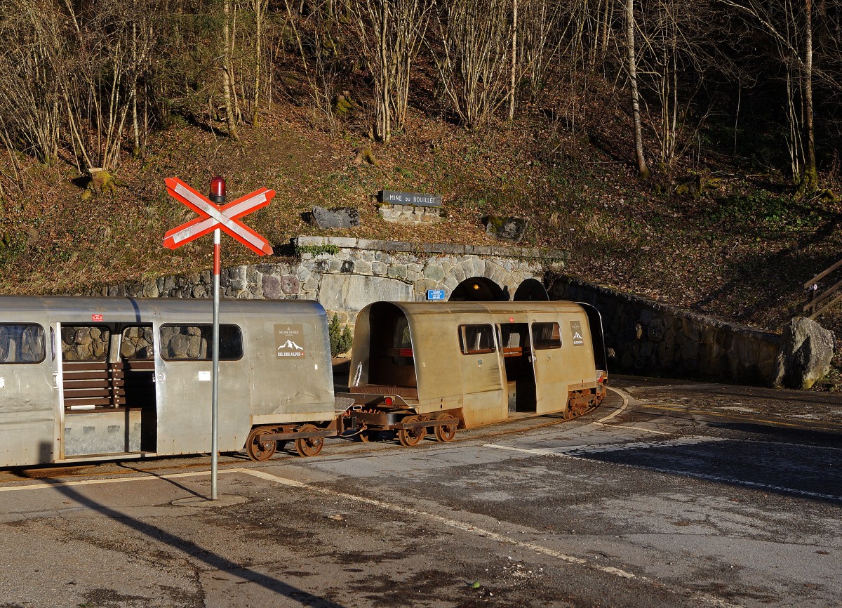 Saline de Bex SA: KLEIN ABER FEIN. Nebst den zahlreichen Schmalspurbahnen in der Westschweiz hat auch die Stollenbahn der Saline Bex ihren Reiz. Für die Führung der Besucher- und Arbeitszüge stehen vier moderne Diesellokomotiven sowie mehrere Personen- und einige Güterwagen im Einsatz. Die Aufnahme ist am 9. Februar 2014 vor der Galerie der MINE DU BOUILLET entstanden.
Foto: Walter Ruetsch   