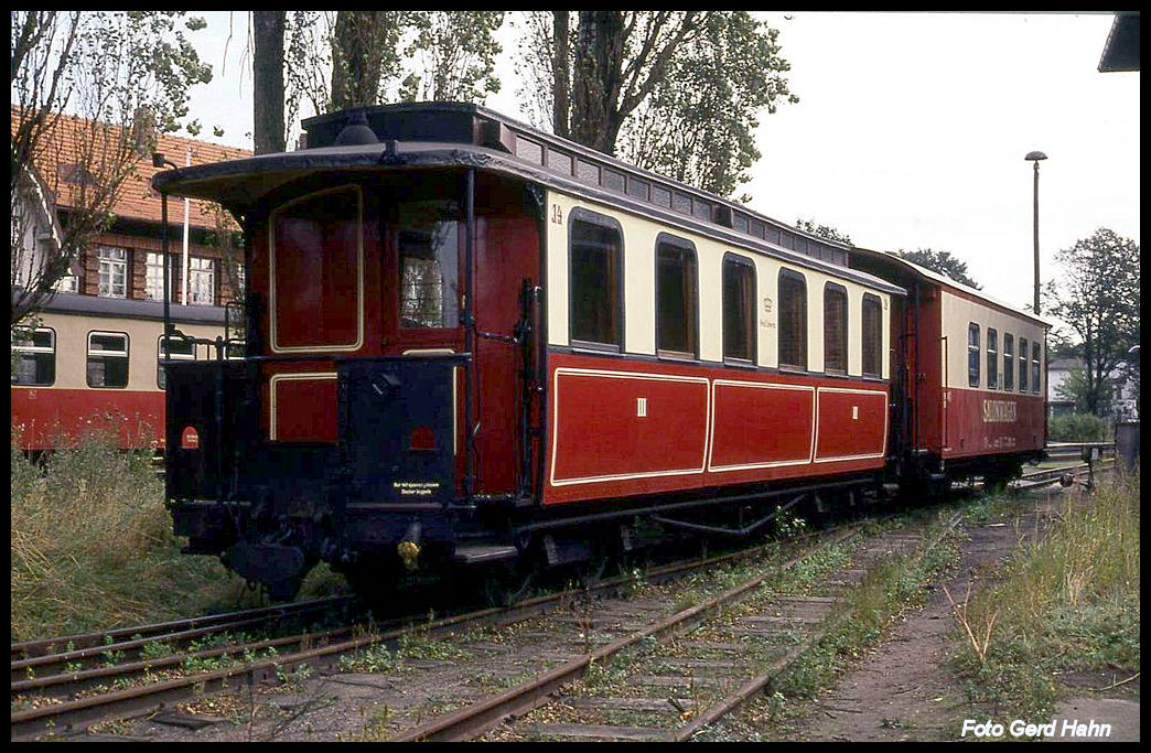 Salonwagen der Bäderbahn  Molli  am 3.10.1991 im Bahnhof Kühlungsborn West.