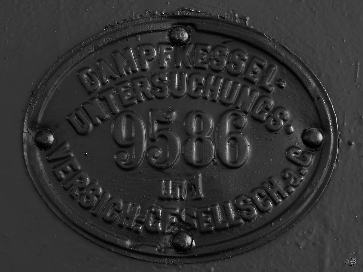 Salopp gesprochen die  TÜV-Plakette  (?) zur Dampfkesselprüfung vergangener Tage, so gesehen an der Dampflokomotive IX m  ANNA . (Lokpark Ampflwang, August 2020)