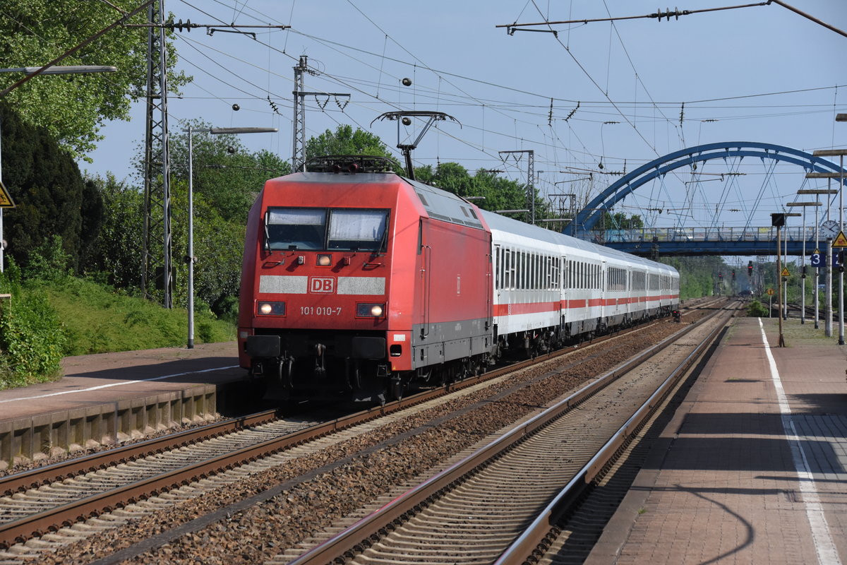 SALZBERGEN (Landkreis Emsland), 09.05.2018, 101 010-7 mit IC 2000 nach Norddeich Mole auf Durchfahrt durch den Bahnhof