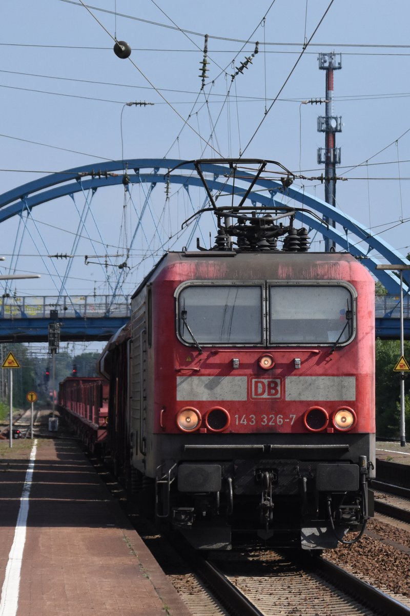 SALZBERGEN (Landkreis Emsland), 09.05.2018, 143 326-7 mit einem Güterzug auf Durchfahrt durch den Bahnhof